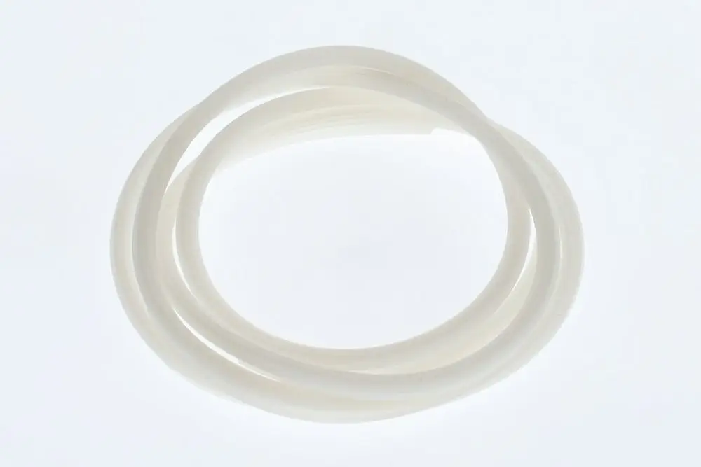 Weiße Dichtung in runden Formen, möglicherweise für Kondenswassersammler, präsentiert eine einfache, flexible Struktur. Produkte von Bosch können ähnliche Teile enthalten.